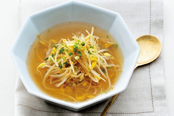 韩式黄豆芽汤适合有水肿、虚胖或有发炎症状的人食用。（苹果屋提供）