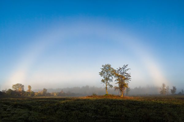 英國多地出現罕見霧虹 像被漂白的彩虹