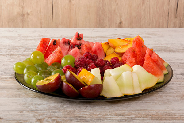 常一口气吃太多水果，可能造成“胃水肿”。(Shutterstock)