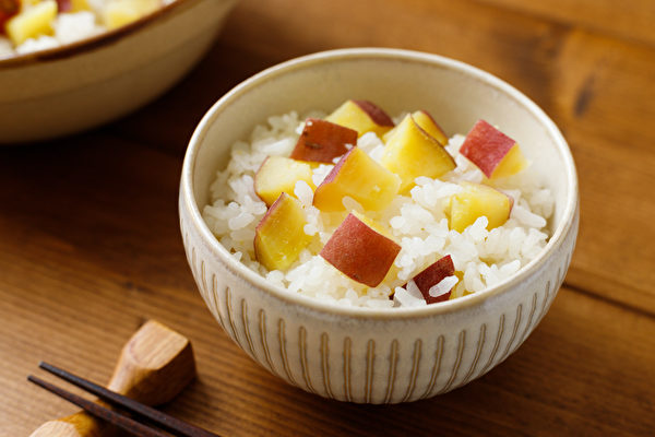 地瓜可煮成地瓜饭，也可单吃。究竟，地瓜和白米饭，谁比较好？(Shutterstock)