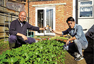 Eric（右）還與歐羅有機農場英國分部合作，將茶渣送來給農夫做堆肥（受訪者提供）