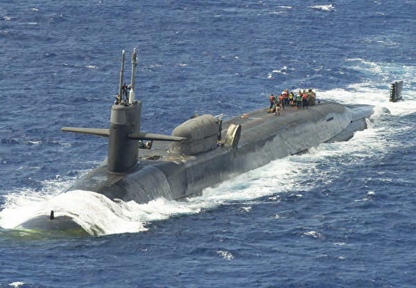 2月9日，美軍的巡航導彈潛艇俄亥俄號（SSGN 726）在太平洋演習，接受海軍陸戰隊的偵察兵登艇。（美國海軍）