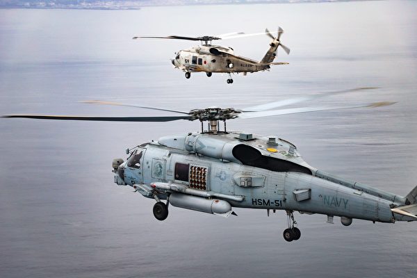 9月14日，美军的MH-60R直升机（近处）与日本自卫队的SH-60K直升机在菲律宾海域进行双边演习。（美国海军）