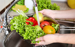 蔬菜容易有农药、菜虫的问题，因此烹煮前的清洗步骤很重要。(Shutterstock)