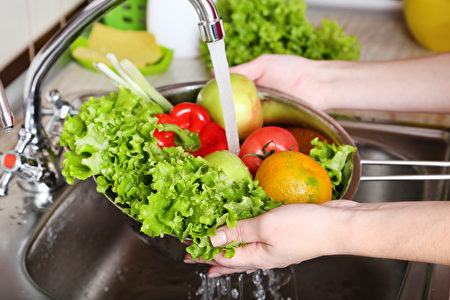 蔬菜容易有農藥、菜蟲的問題，因此烹煮前的清洗步驟很重要。(Shutterstock)