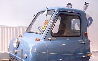 英男驾驶世界上最小的汽车横穿英国