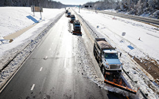 暴风雪致美东数百车滞留公路 议员被困19小时