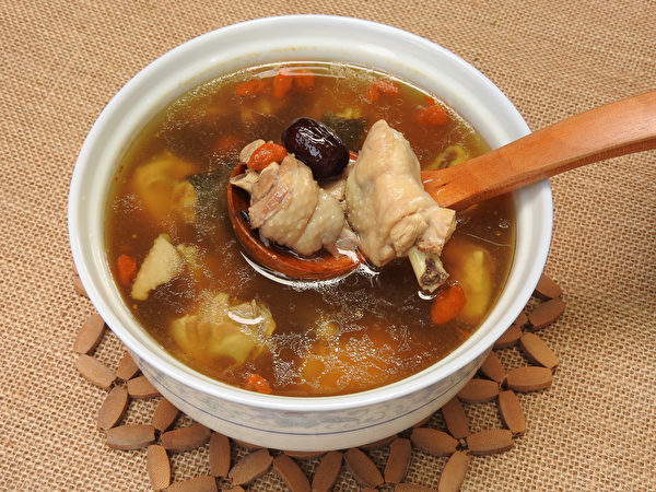鸡汤要连肉带汤一起吃，才能摄取到蛋白质。(Shutterstock)