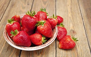吃草莓好處多，葉酸含量高，有助補血。(Shutterstock)