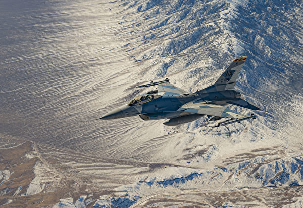 2021年2 月1日，一架F-16戰鬥機飛越內華達測試和訓練靶場。（美國空軍）