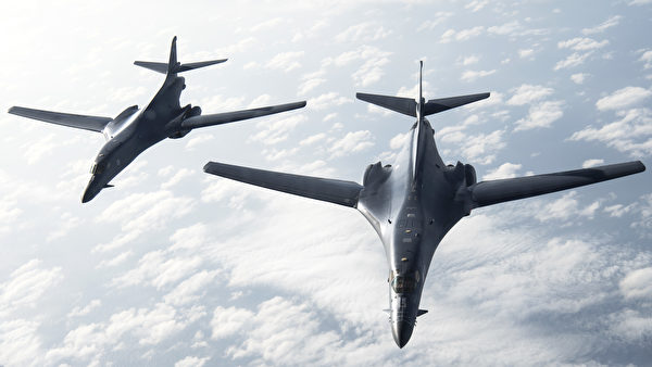 2021年2月7日，兩架B-1B Lancers轟炸機在墨西哥灣上空編隊飛行。（美國空軍）