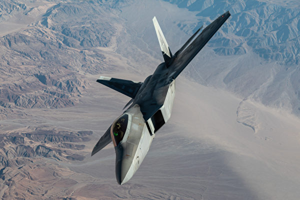 2021年3月2日，F-22猛禽战斗机飞越内华达州内利斯空军基地。（洛克希德马丁公司）