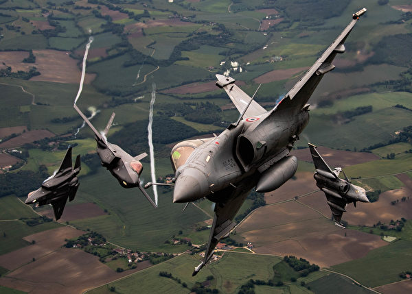 2021年5月18日，兩架美國空軍的F-35A Lightning II戰鬥機（左）和兩架法國空軍的陣風戰鬥機（右）在法國上空聯合演習。 （美國空軍）