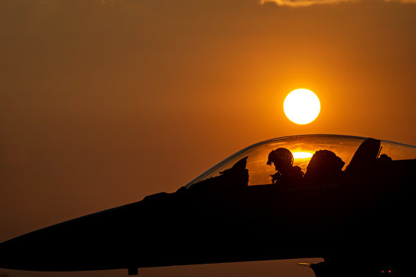 2021年8月19日，印第安納州胡爾曼空軍國民警衛隊基地內，F-16戰鬥機的飛行員在駕駛艙內做飛行前的準備。（美國空軍國民警衛隊）