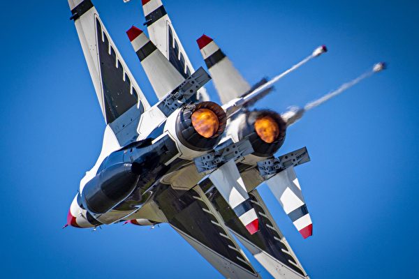 2021年10月17日，雷鳥中隊的兩架F-16戰鬥機在佛羅里達州桑福德舉行的航空展上表演。（美國空軍）