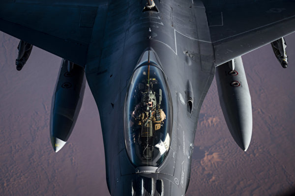 2021年10月22日，一架F-16戰鬥機在沙特阿拉伯上空進行空中加油。（美國空軍）