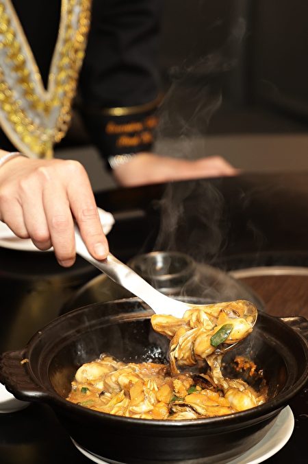 火焰海胆生蚝煲，淋上50%高浓度烈酒点火，兼具视觉与味觉飨宴。