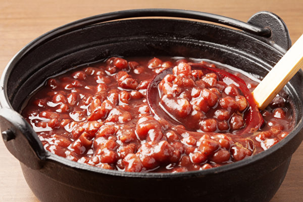 紅豆煮到軟爛再加糖，避免糊化煮不爛。(Shutterstock)
