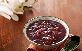 红枣、薏仁、甜菊叶都是适合加入红豆汤的材料。(Shutterstock)