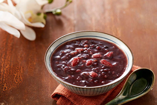 红枣、薏仁、甜菊叶都是适合加入红豆汤的材料。(Shutterstock)