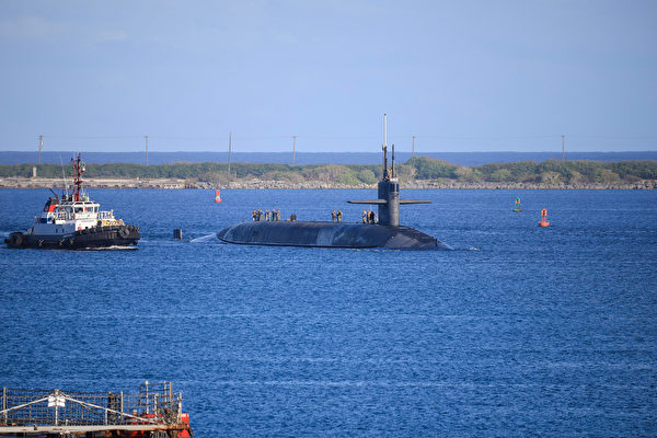 1月14日，美军的俄亥俄级弹道导弹潜艇内华达号（SSBN 733）抵达关岛阿普拉港。（美国海军）