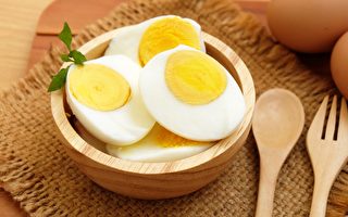 不少人擔心蛋吃多了會攝取太多膽固醇，但問題不在於幾顆蛋，而是吃蛋的方式。(Shutterstock)