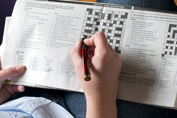 填字游戏、数独（soduku）、琐事测验（trivia quizzes），甚至学习新技能或语言都可以让锻炼大脑，减缓记忆力的衰退。(Shutterstock)