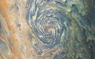 科学家终于解开木星极地气旋形成之谜