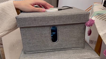 可折叠收纳的紫外线消毒盒，用来消毒手机、钥匙、零钱都十分便利。