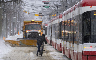 多倫多暴風雪 東端401路段千輛貨車被困