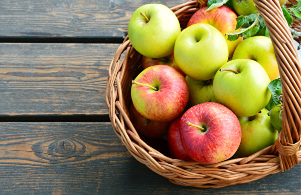可轮流吃不同颜色的苹果，摄取多样的植化素。(Shutterstock)