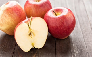 苹果中的苹果多酚、果胶都有助降低坏胆固醇，保护心血管。(Shutterstock)