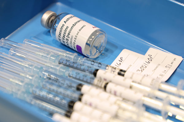 圖為2021年5月3日，西澳珀斯Claremont Showgrounds Covid-19疫苗接種診所中的裝有阿斯利康COVID-19疫苗的抽出的注射器和空瓶。（ Paul Kane/Getty Images)