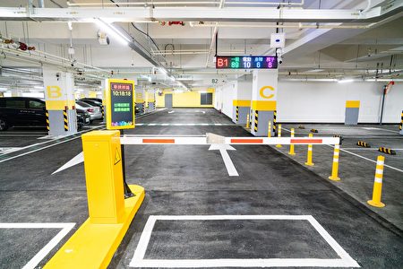 幸福公园地下停车场共提供276格汽车停车位，及设置10座电动汽车充电设施。
