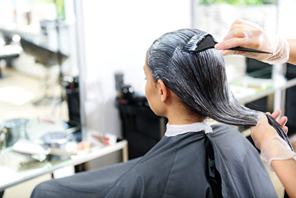 健康安全的染发，有６个步骤。其中，过敏测试这一步很重要。(Shutterstock)