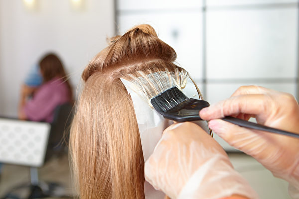 不少人會對染劑過敏，染髮後出現頭皮紅腫癢等情況。(Shutterstock)