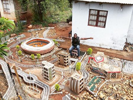 南非男子历时12年 用废料建约翰内斯堡模型