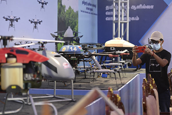组图：印度无人机展览会 体现科技多元应用