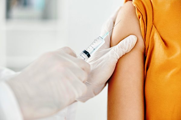 疫苗注射到血管，会导致血栓、心肌炎等副作用发生的概率增高
