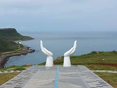島上建造了全長55公尺的追日大道，在步道終點也設置了小規模的巨人之手。