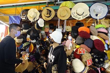 在瑞豐夜市流行服飾區，攤商業者叫賣｢每頂帽子150元」！