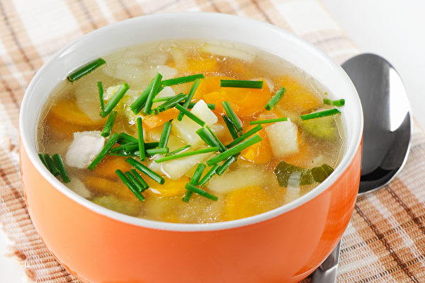 日本免疫权威医师天天喝抗病蔬菜汤，多年不生病。(Shutterstock)