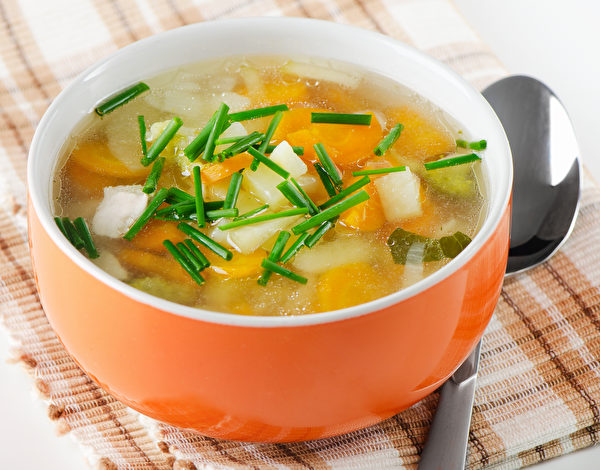日本免疫權威醫師天天喝抗病蔬菜湯，多年不生病。(Shutterstock)