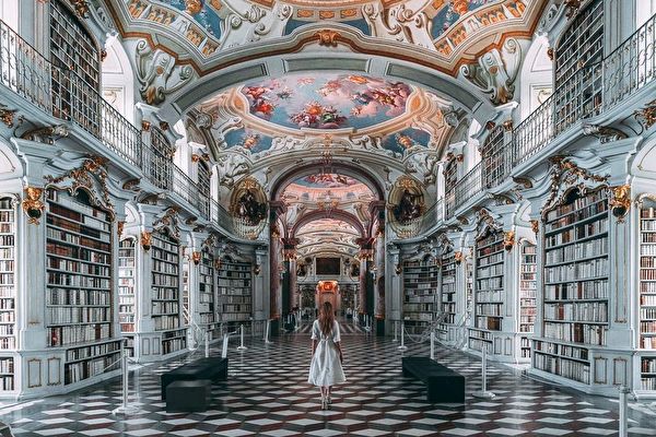 世界最大最美的修道院圖書館 宛如童話世界