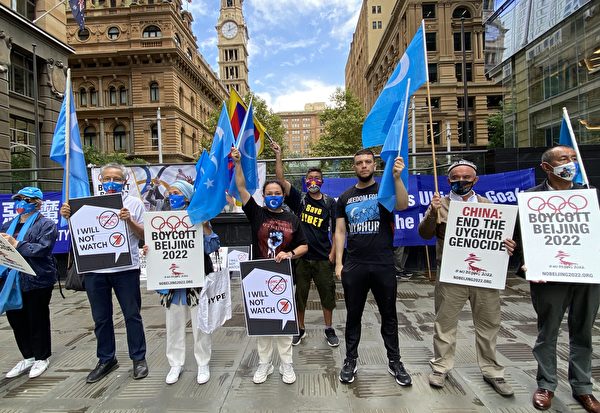 2022年2月4日，澳洲多家人权团体在悉尼马丁广场集会，谴责中共暴政，呼吁罢看北京冬奥。图为参加集会的维吾尔维权人士。（李睿／大纪元）