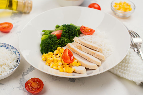 癌友三餐應先攝取足夠熱量、優質蛋白質，接著再追求飲食均衡。(Shutterstock)