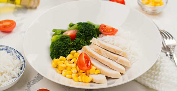 癌友三餐应先摄取足够热量、优质蛋白质，接着再追求饮食均衡。(Shutterstock)
