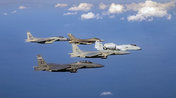 2022年1月31日，美军第40飞行测试中队的第4代战斗机编队在佛罗里达州埃格林空军基地附近飞行，包括A-10、F-15和F-16。（美国空军）