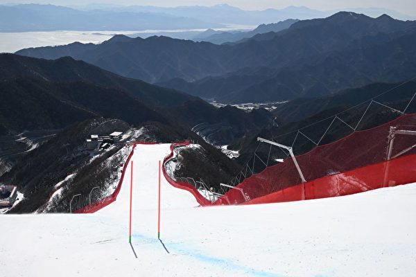 2月6日，北京延慶新建的「國家高山滑雪中心」因強風推遲了冬奧會的比賽。（Fabrice Coffrini/AFP via Getty Images）