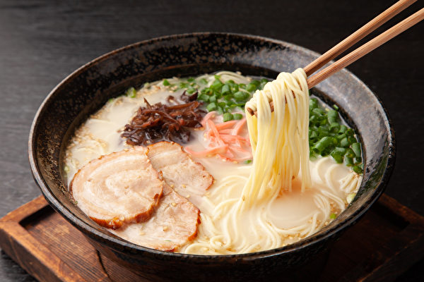 喝光拉面汤，长期下来会增加肾脏负担。(Shutterstock)